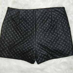 NWOT Dani Collection Black Shorts Sz M